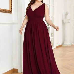 Plus V Neck Prom/Bridesmaid Dress UNALTERED. LIKE NEW